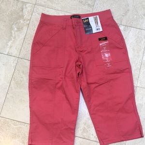 NWT Lee Capris size 8,color strawberry,relaxed fit skimmer, mid rise